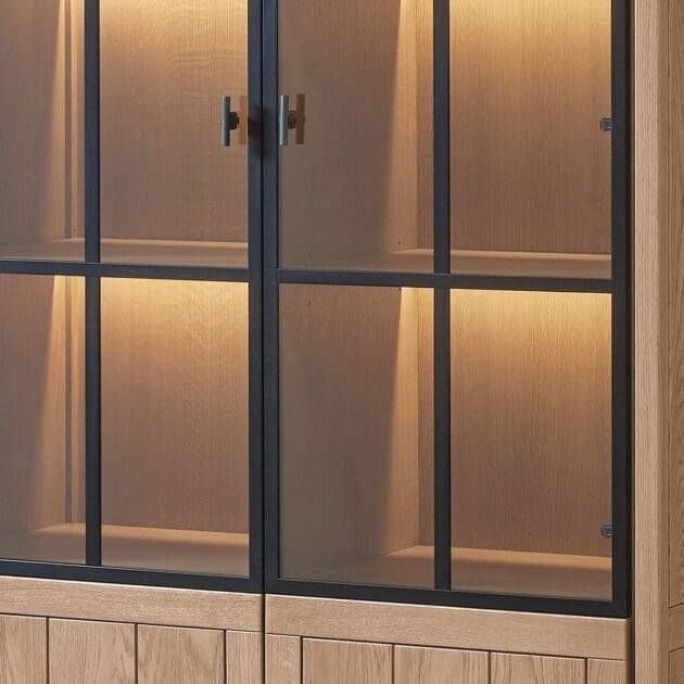 Marcottestyle Interiors Vitrinekast Lancaster,Vitrinekast Lancaster Donker Eikenhout,Donker Eiken Vitrinekast,Landelijke Vitrinekast,Vitrinekast Met Glazen Deuren,Stijlvolle Vitrinekast,Massief Eiken Vitrinekast,Woonkamer Vitrinekast Donker Eiken,Tijdloos Design Vitrinekast,Moderne Vitrinekast,Robuuste Vitrinekast,Duurzame Vitrinekast,Opbergkast Eikenhout